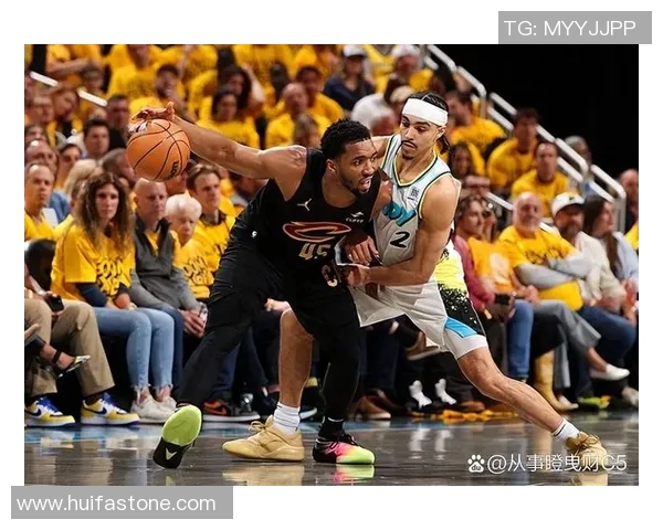 球星跌倒瞬间引发全场关注 赛场上摔倒背后的原因与影响分析